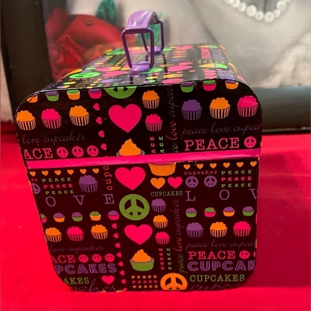 ⭐️PREVIOUSLY OWNED LOOKS NEW PEACE SIGN LITTLE LUNCH BOX PURPLE W. MANY … - Picture 8 of 10